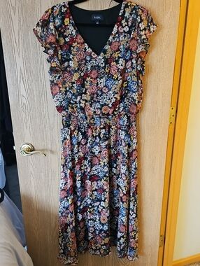 NWOT MSK Floral V-Neck Midi Dress in Black Multi